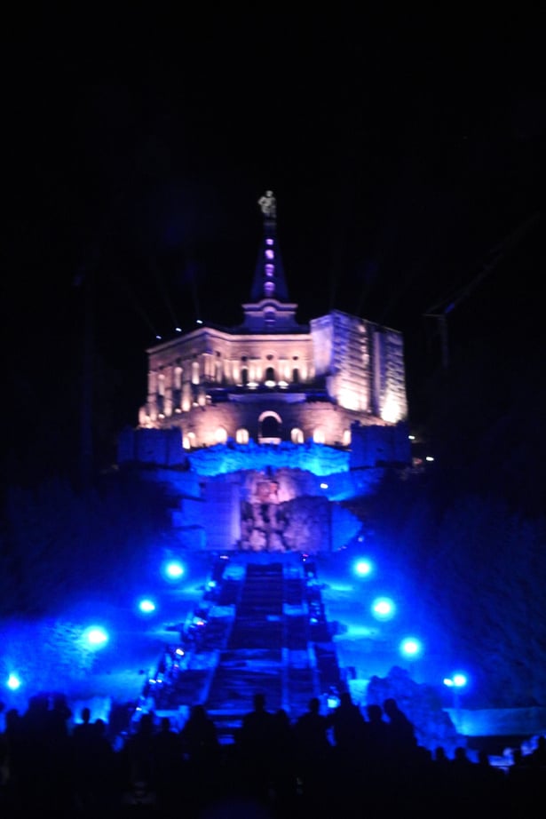 Blau beleuchtetes Bauwerk bei Nacht — KI-generiertes Beispielbild